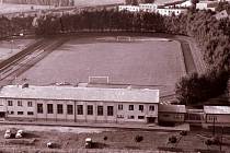 Stadion Rudé hvězdy na Pražském předměstí v Českých Budějovic v roce 1970, v popředí nová tělocvična.