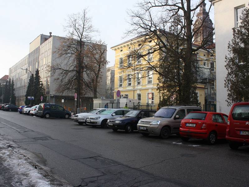 Hlavní vjezd do dolního areálu českobudějovické nemocnice (na snímku) na čas uzavře rekonstrukce ulice Generála Svobody. Přístup ale bude zajištěn dalšími vjezdy