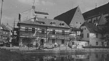 Roh Hroznové ulice a slepého ramene, dostavba nového domu zvaného Kovárna. Foto ze sbírky fotografií a pohlednic Jiřího Dvořáka poskytl Státní okresní archiv České Budějovice