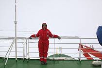 Mladá vědkyně Olga Flegontova z českobudějovického Biologickégo centra Akademie věd České republiky při plavbě v Antarktidě.