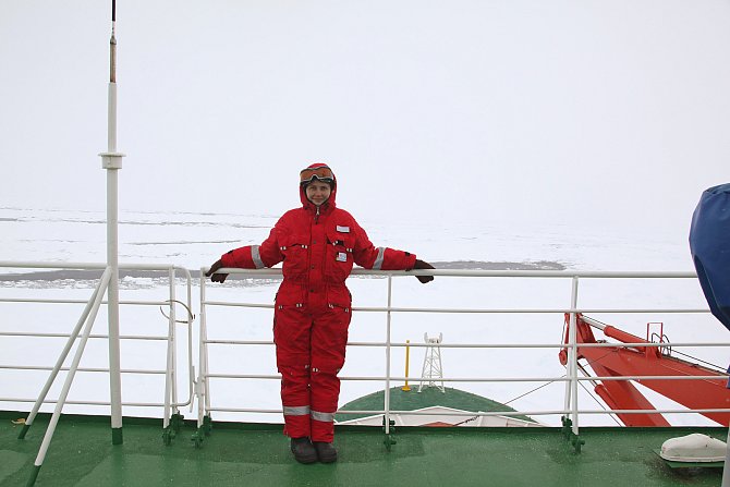 Mladá vědkyně Olga Flegontova z českobudějovického Biologickégo centra Akademie věd České republiky při plavbě v Antarktidě.