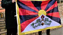 Vlajky pro Tibet zavlály i v jižních Čechách.  Před Krajským úřadem Jihočeského kraje vyvěsili vlajku Tibetu náměstci hejtmana František Talíř (vlevo) a Pavel Klíma. Foto: KÚ JčK