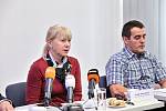 Vrahy obviněné z dvojnásobné vraždy manželů v Dobšicích zadrželi policisté v Rumunsku a předali je jihočeským policistům. Na snímku vyšetřovatelé Renáta Miková a Oto Šojsl.