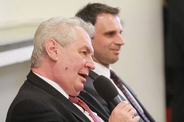 Miloš Zeman se zastavil na střední škole stavební, kde debatoval se studenty.