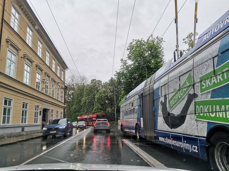Budějovická ulice Na Sadech byla ve čtvrtek po půl šesté už průjezdná, dopravu ale stále komplikovaly nepojízdné trolejbusy.