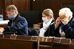 V Českých Budějovicích začal soud se ženou (na snímku se svými obhájci) obviněnou z vraždy syna.