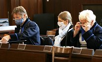 V Českých Budějovicích začal soud se ženou (na snímku se svými obhájci) obviněnou z vraždy syna.