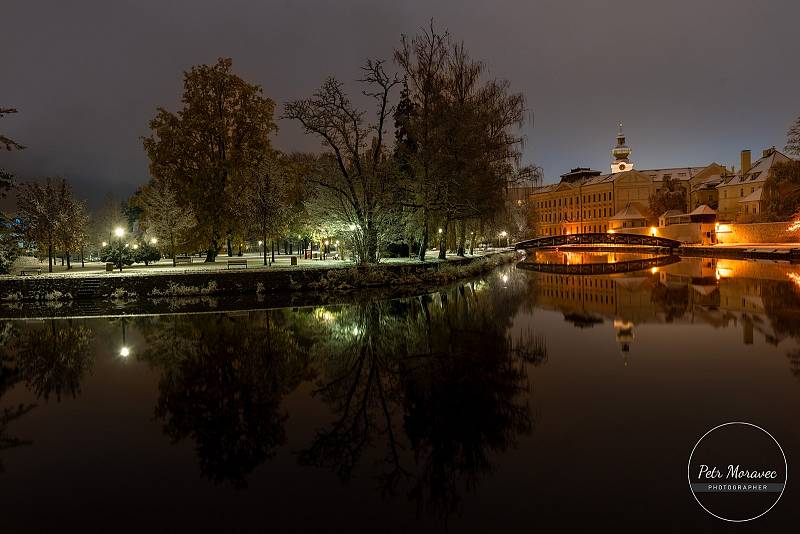 Budějovice v noci zasypal první sníh této zimy.