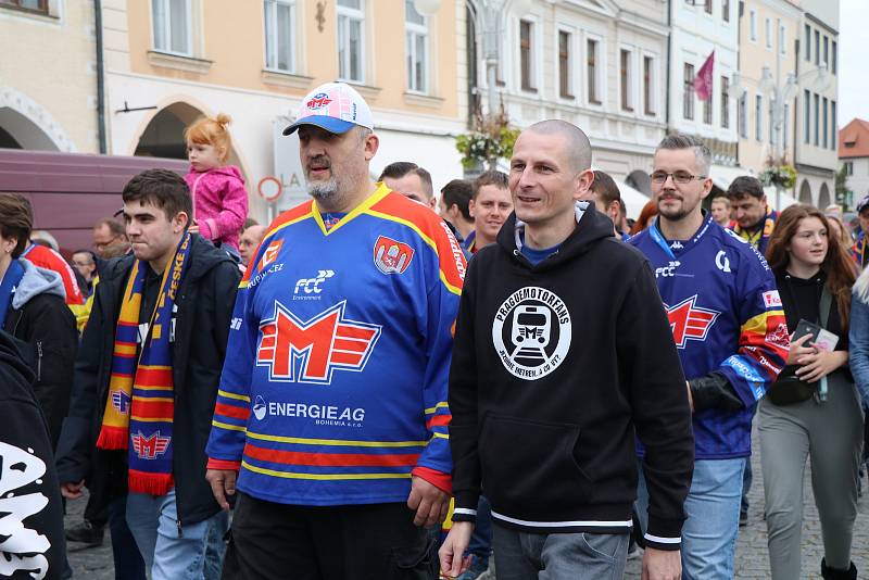 Fanoušci Motoru České Budějovice prošli v průvodu městem.