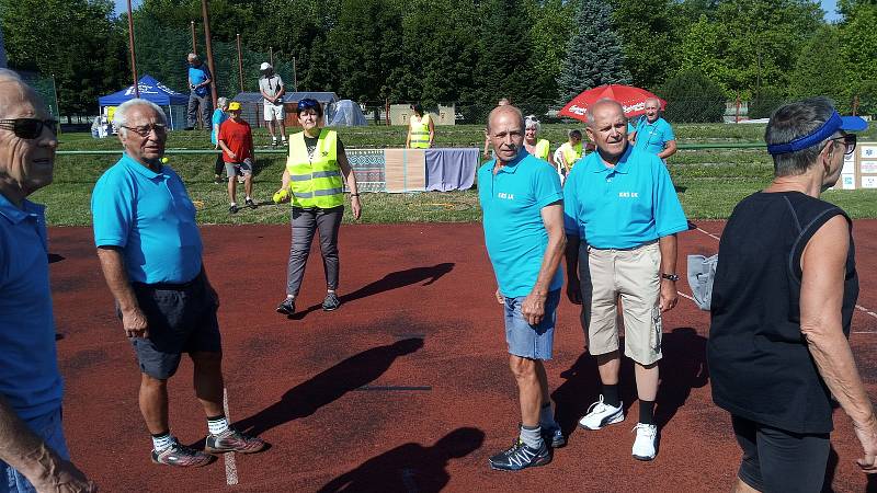 Oficiální hosté, tanečky, úctyhodné sportovní výkony. Sportovní hry seniorů