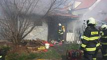 Požár dřevěného domku v zahradě na Dobré Vodě likvidovali 23. března 2020 profesionální i dobrovolní hasiči.