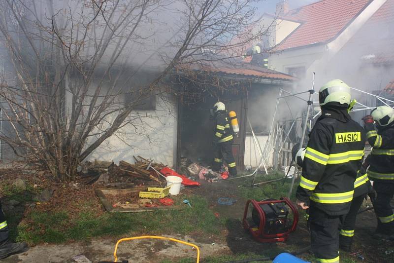 Požár dřevěného domku v zahradě na Dobré Vodě likvidovali 23. března 2020 profesionální i dobrovolní hasiči.