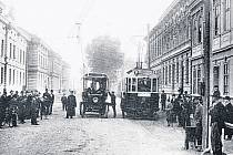 Tramvaj a první trolejbus zřejmě  v říjnu roku 1909  u dělostřeleckých kasáren.