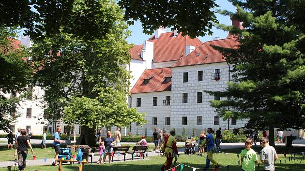 Bohatý program nabídly od pátku do neděle slavnosti v Třeboni. Nechyběl trh na náměstí v historickém centru nebo hrátky pro děti v zahradě zámku.