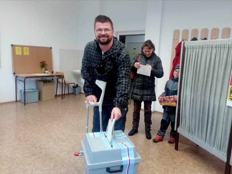 Ve volebním okrsku číslo 39 vhodili obálku do volební schránky manželé Blahulovi.