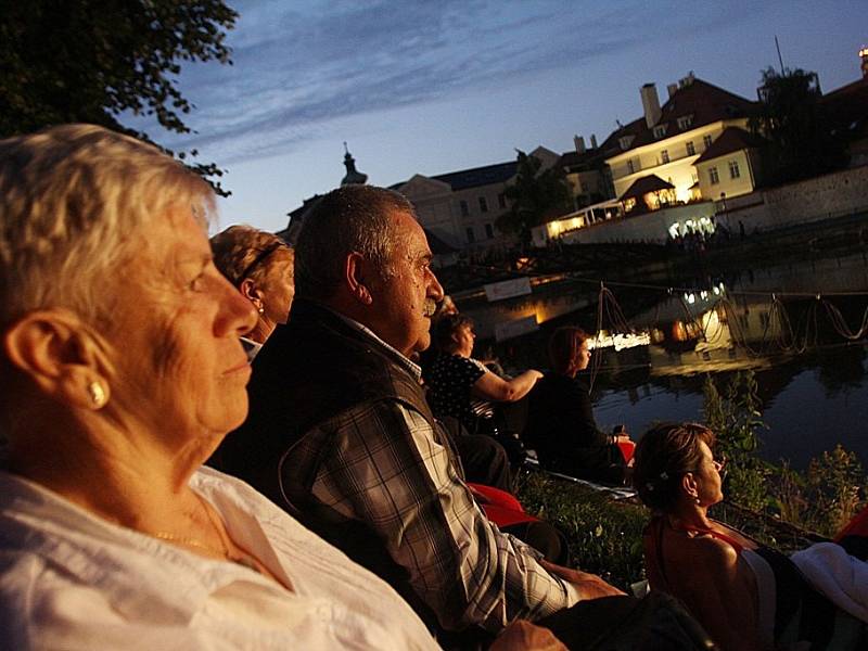 Na každoročním festivalu Múzy na vodě vystoupil ve středu Orchestr a sbor Jihočeského divadla s dirigentem Mariem De Rose 