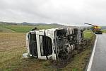 Mezi Krašovicemi a Čížovou na Písecku se v pondělí 28. září v ranních hodinách převrátil kamion se syrovým masem, odtahová služba zde do večera čekala na překládku a vyproštění.