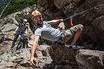 Na skále nad Vltavou mezi Hlubokou a Purkarcem je nová via ferrata, vhodná je i pro rodiny s fyzicky zdatnými dětmi.