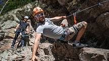 Na skále nad Vltavou mezi Hlubokou a Purkarcem je nová via ferrata, vhodná je i pro rodiny s fyzicky zdatnými dětmi.