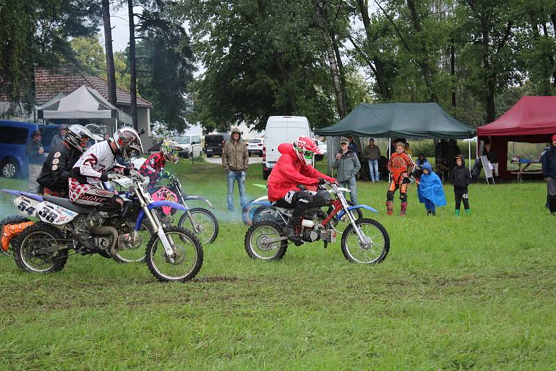 Fichtl cup Florida, terénní závod motocyklů Jawa 50 Pionýr, se jel u Hůrského rybníka u Adamova na Českobudějovicku.