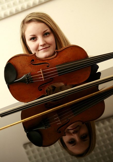 Violistka Lenka Němcová, rodačka z Českých Budějovic, absolutní vítězka soutěže konzervatoří 2014 v oboru viol. Na snímku v roce 2012.