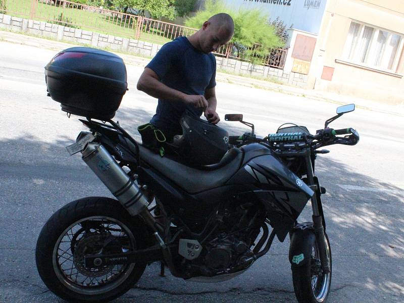 Motorkář Pavel Vítů z Budějovic po ukončení bezproblémové dechové zkoušky při dopravní kontrole v Lišově.