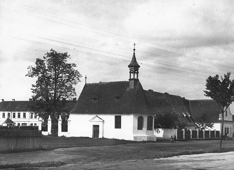 Špitálek a kostelík v ulici U Trojice v Českých Budějovicích. Kostelík je zasvěcen Nejsvětější Trojici. Špitálek na počátku 20. století.