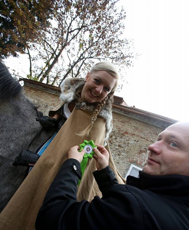 Tradiční Hubertskou jízdu ve Skalici u Bohumilic opanovaly ženy