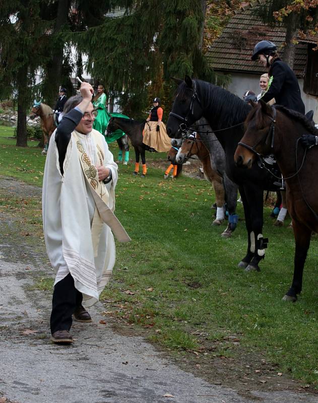 Tradiční Hubertskou jízdu ve Skalici u Bohumilic opanovaly ženy