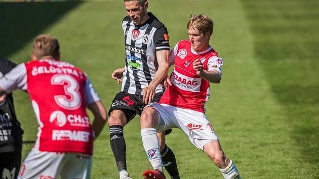 Petr Javorek v zápase s Pardubicemi bojuje s Čelůstkou a Tischlerem: Dynamo - Pardubice 3:1.