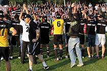 Takhle slavili fotbalisté Dynama se svými fanoušky před osmi lety na Soukeníku postup do nejvyšší soutěže.