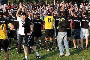 Takhle slavili fotbalisté Dynama se svými fanoušky před osmi lety na Soukeníku postup do nejvyšší soutěže.