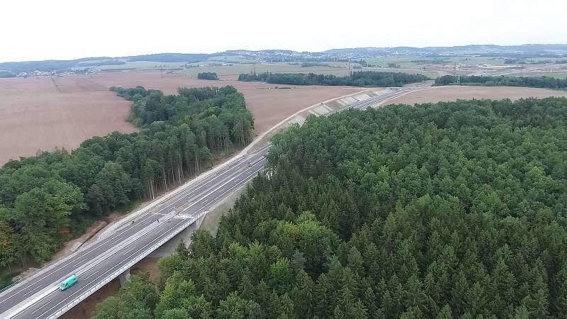 Nové vodorovné dopravní značení na kruhovém objezdu v českobudějovické Okružní ulici, které souvisí s novým úsekem D3, zmátlo v pondělí ráno řidiče. Stalo se tu hned několik dopravních nehod.