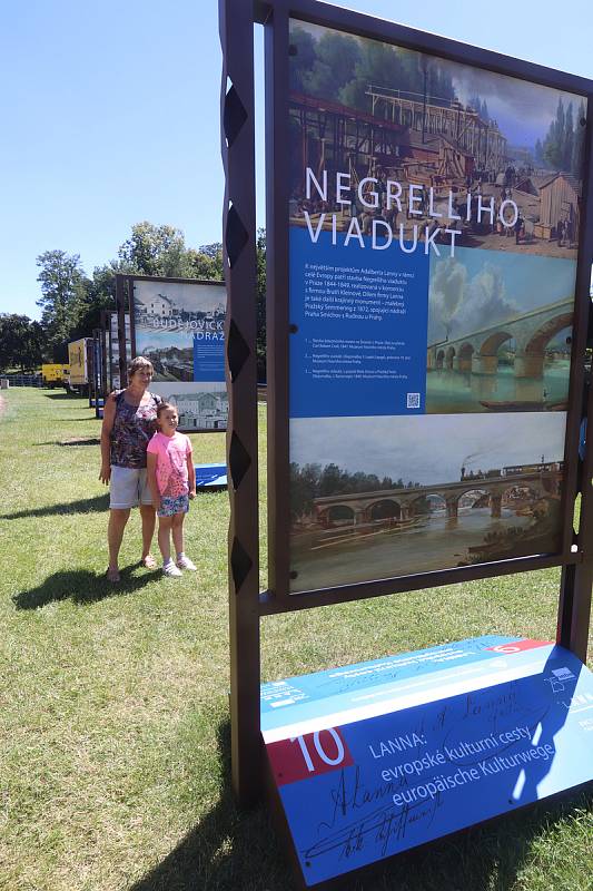 Rod Lanna na nábřeží řeky Malše,výstava velkoformátových fotografií v Českých Budějovicích