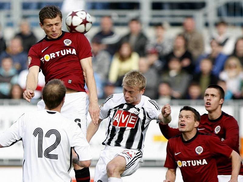 Sparťan Miloš Lačný sice Josefa Laštovku v nedělní lize v Č. Budějovicích přeskočil, gól ale fotbalistům Dynama nedal. Vpravo přihlížejí spartané Libor Sionko a Václav Kadlec.