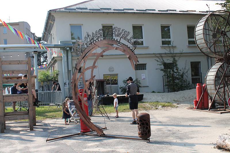 Maker Faire neboli přehlídka různých vynálezů přitáhla v sobotu od deseti hodin do českobudějovické "Žižkárny" davy návštěvníků.