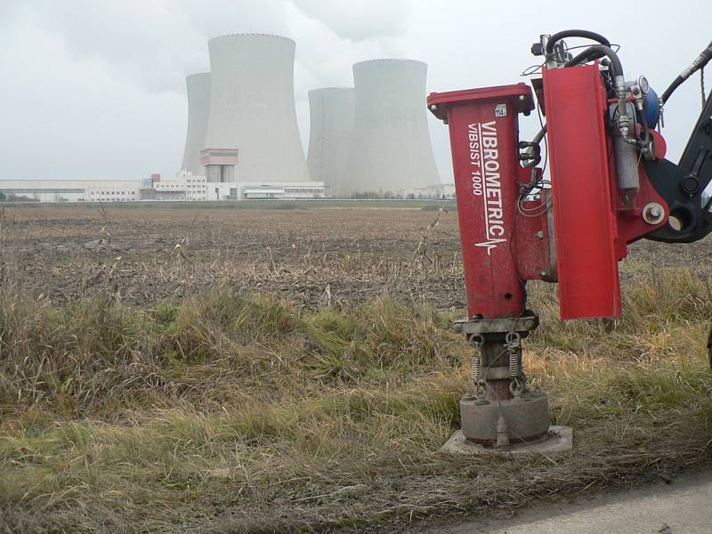 Na jihozápad od Jaderné elektrárny Temelín se od září zkoumalo geologické podloží.Na snímku stroj pro seismické vibrace.