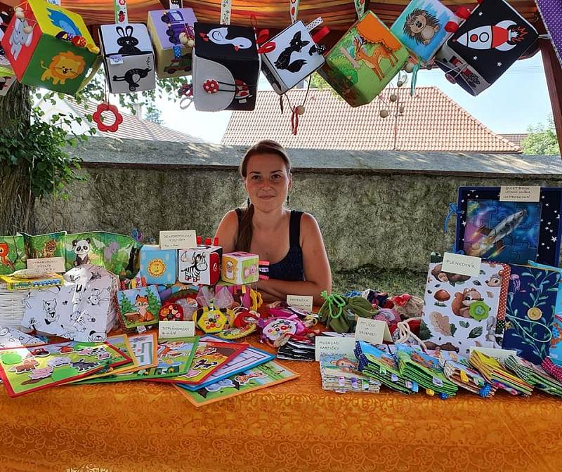 Veronika Kösslová vyrábí látkové knížky pro děti.
