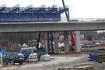 Výstavba dálnice D3 a obchvatu Českých Budějovic,stavba mostovky u Vidova