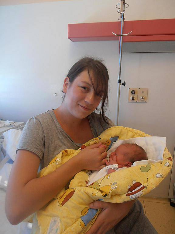 V náručí maminky Veroniky si hoví Jan Král. Chlapeček, jehož hrdým tatínkem je Tomáš Král, se narodil v úterý 23.8.2011 ve 20 hodin a 39 minut. Porodní váha byla úctyhodných 4,80 kg. Rodina bydlí v Týně nad Vltavou.