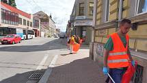 Budějčtí bezdomovci uklízeli v pátek 3. července Rudolfovskou třídu. Vedl je dobrovolník František. Za odměnu dostanou stravenky.