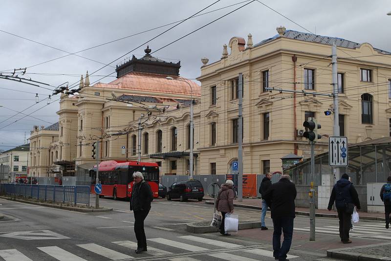 Budova budějovického vlakového nádraží, která prochází zásadní rekonstrukcí, je už bez lešení.