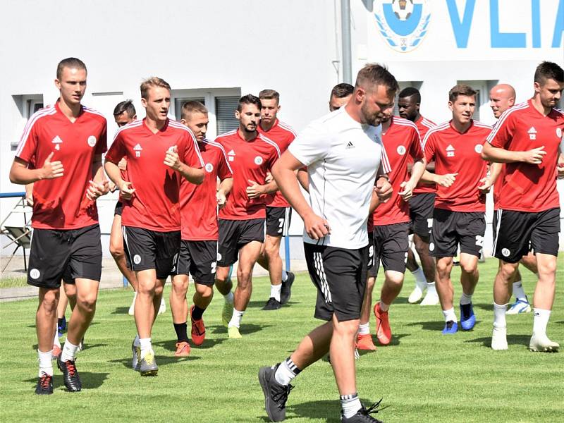 Fotbalisté Dynama se ve středu z Lipna, kde jsou od pondělí na týdenním soustředění, přesunou do Čelákovic na přípravné utkání proti pražské Slavii.