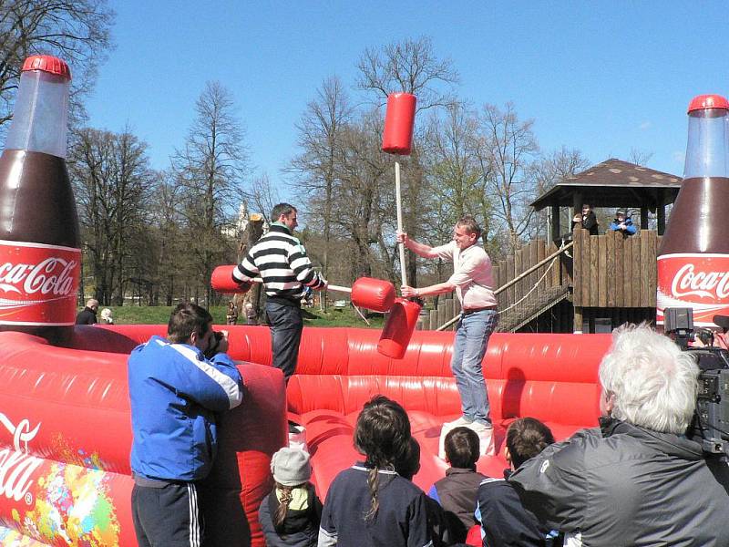 Souboj politiků předvedli jihočeský hejtman Jiří Zimola a hlubocký starosta Tomáš Jirsa. Zahájení turistické sezony v Hluboké nad Vltavou ve sportovním areálu.