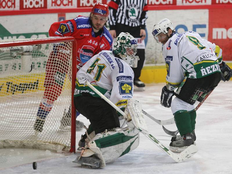 Semifinále playoff hokejové extraligy. Zápas mezi týmy HC Mountfield České Budějovice a HC Energie Karovy Vary. Šance domácího Jindřicha Kotrly, puk se svezl po brankové čáre.