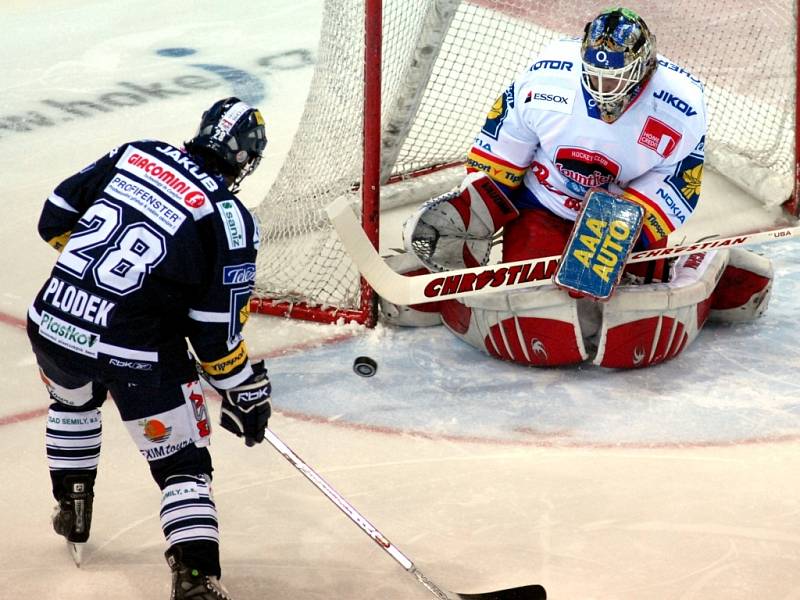 Brankář Roman Turek v této šanci vychytal libereckého Plodka. Pod Ještědem vyhrál Mountfield v prodloužení 2:1 a jsou to mimořádně cenné dva body.