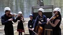 Kvarteto Jihočeské filharmonie zahrálo 20. června v chladicí věži Jaderné elektrárny Temelín. Zazněly skladby Mozarta, Debussyho a Dvořáka. Na snímku zleva Martin Týml, Kristýna Kočová, Dana Drábová, Jiří Šlechta a Eva Mrkvicová.