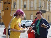 Dana Táborská přinesla do sbírky plnou tašku knih. Přebírá je jedna z organizátorek Anna Tesařová.