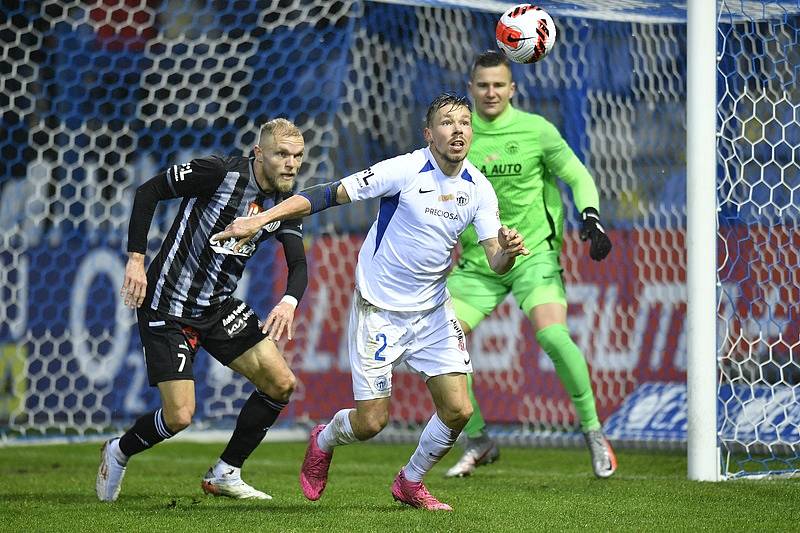 Mick van Buren bojuje s libereckým Dominikem Plechatým: Liberec - Dynamo ČB v I. lize 0:0.