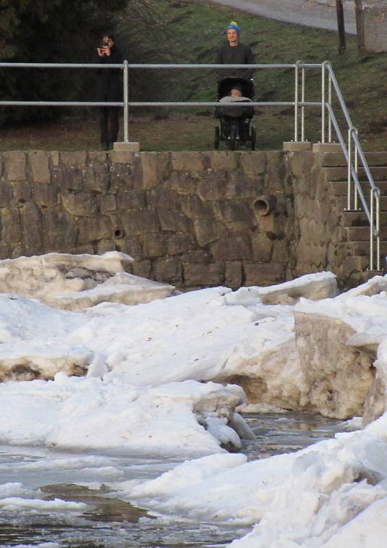 Kry se nahromadily v korytě řeky v Kolodějích nad Lužnicí, ve čtvrtek 18. února už byl průtok volný a pomalu odtávaly.